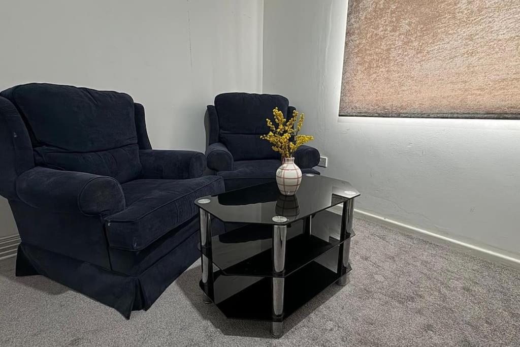 Apartment City Stay-room To Rent In Town *