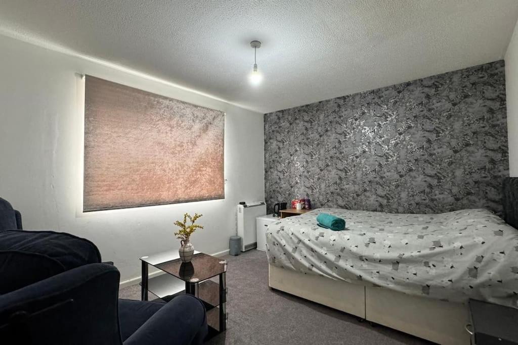 Apartment City Stay-room To Rent In Town *