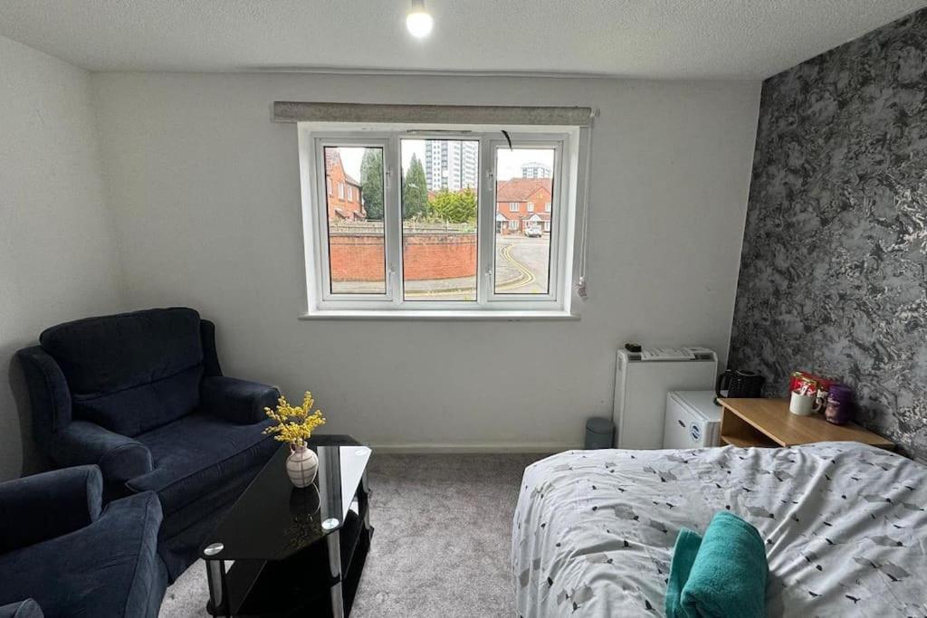 Apartment City Stay-room To Rent In Town *
